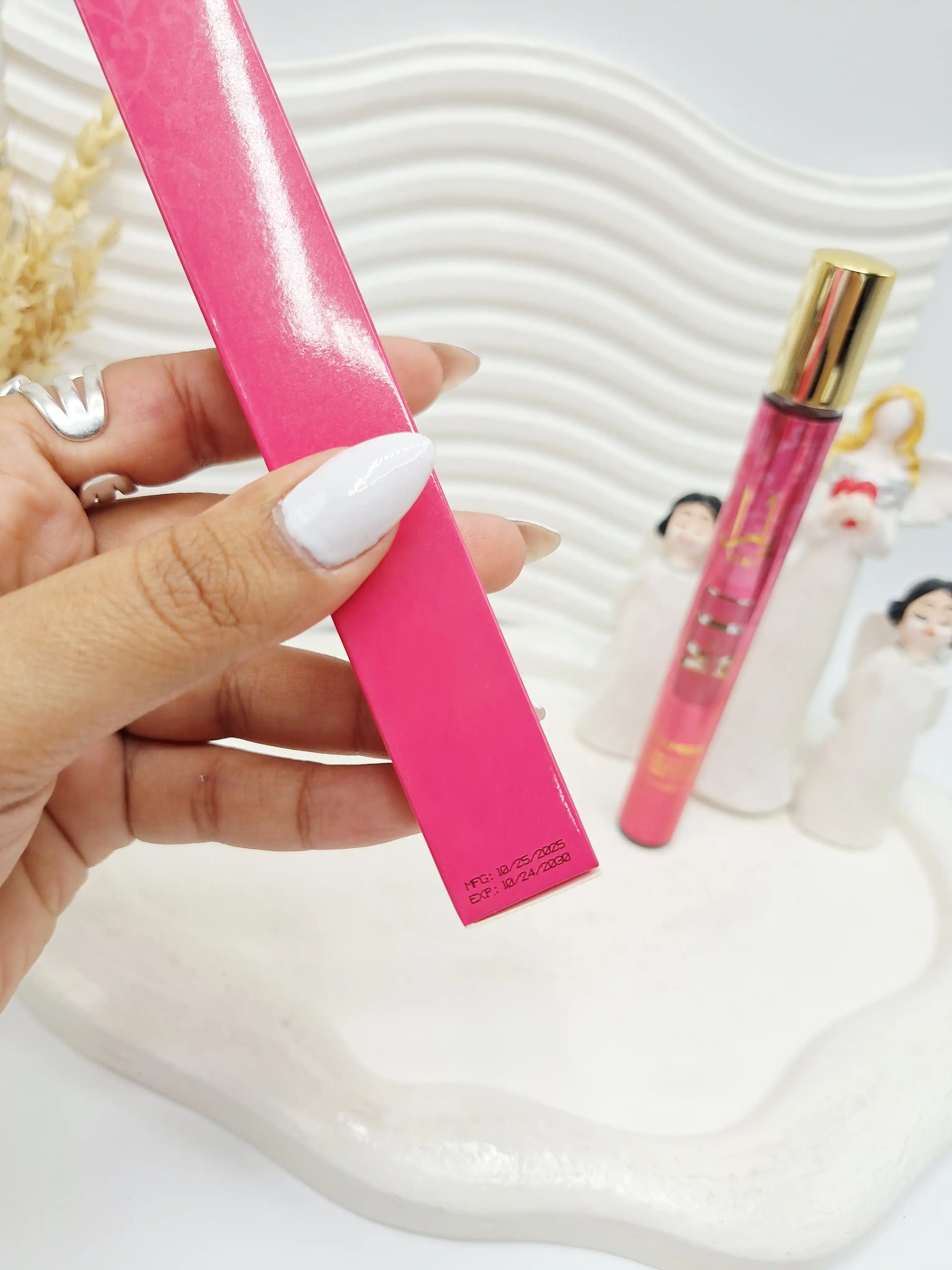 عطر قلمی خوش بو سرخابی برند یارا کد 2580